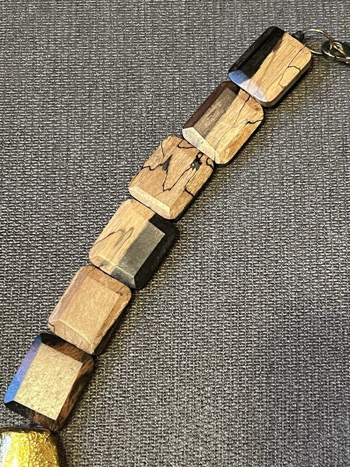 "Collar con babero cuadrado de madera de manzana Rara Avis de 31""" Foto 2 de 4