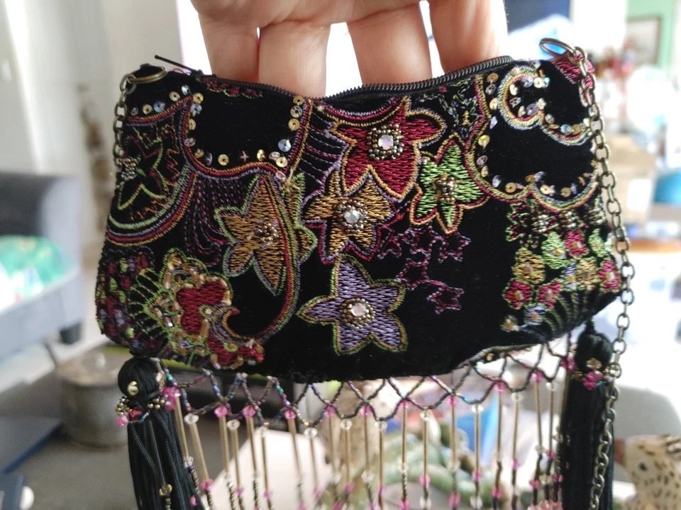 Bolso de Noche Mary Frances Negro Bordado y Lentejuelas con Cuentas con Borla