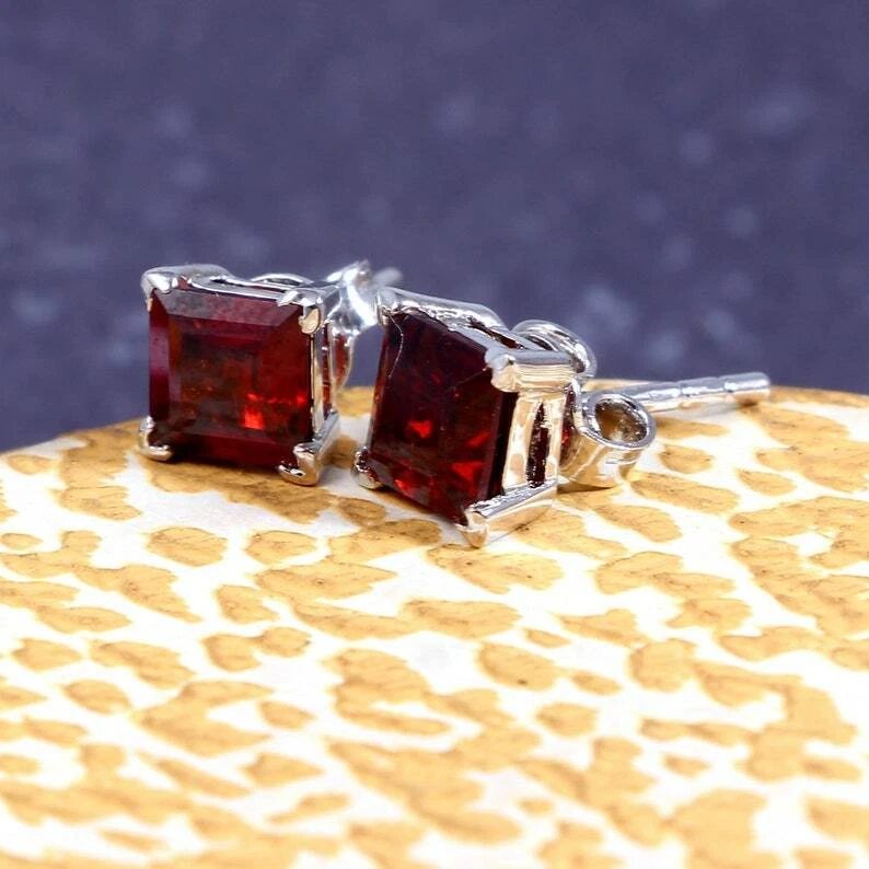 Pendientes solitario de 7 mm granate simulado para hombre enchapado en oro blanco de 14 k plateado Foto 3 de 4