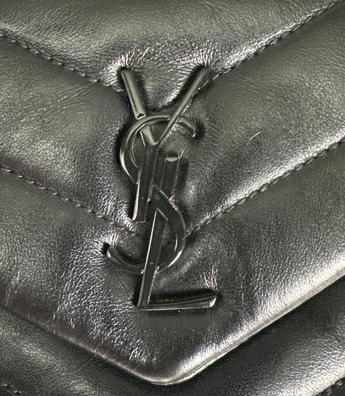 Borsa a tracolla Saint Laurent giocattolo Loulou in pelle nera