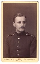 Fotografie A. Adler, Dresden, Einjährig-Freiwilliger in Uniform mit Mustasch 