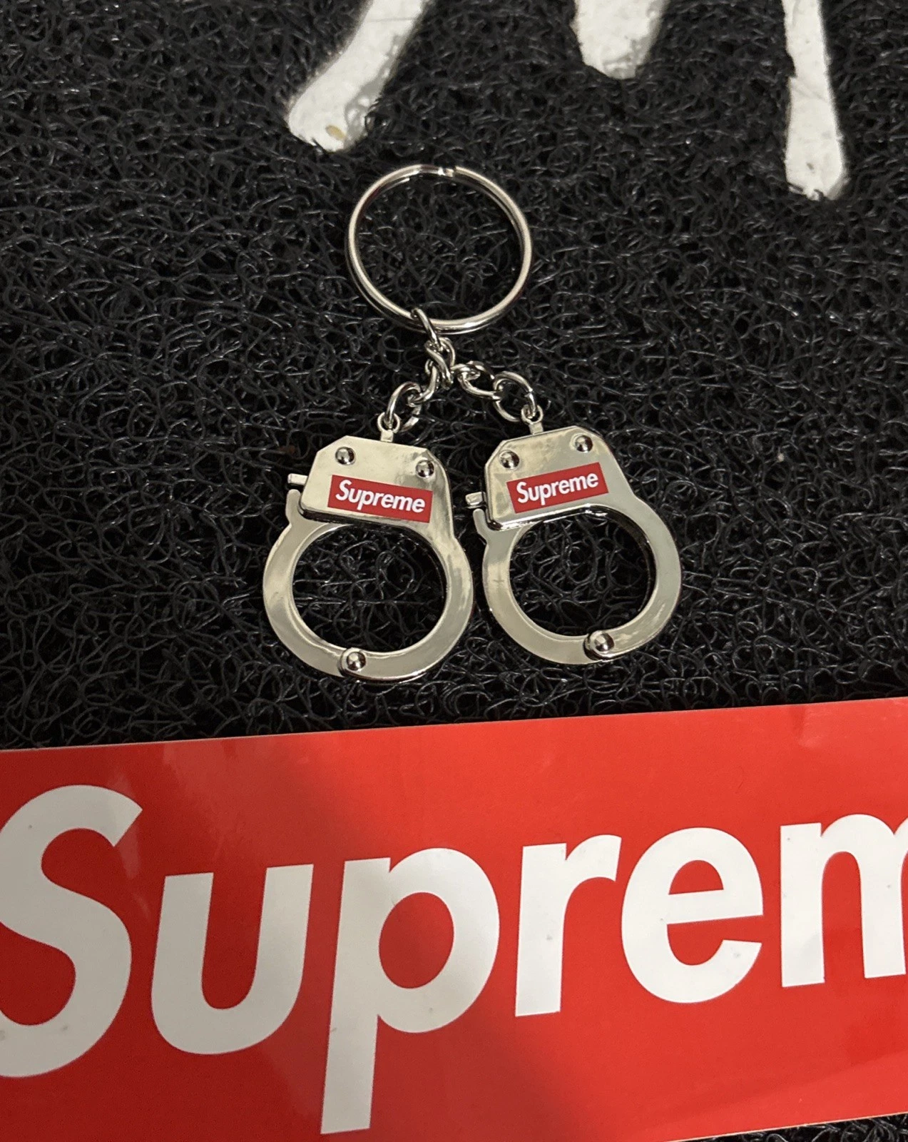 Porte clés menottes Supreme FW17 2017 état neuf