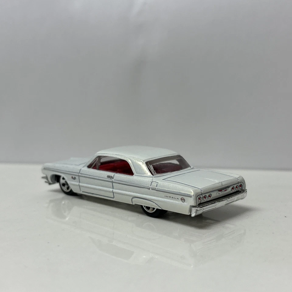 Chevy Impala 1964 Hot Wheels Multipack 2010 exclusivo escala 1/64 blanco 64 Foto 4 de 4