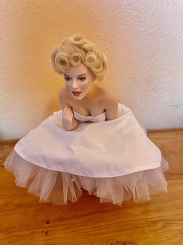 Franklin Mint Porcelain Marilyn Monroe Doll Sitting on a Satin Bench - Picture 4 of 7