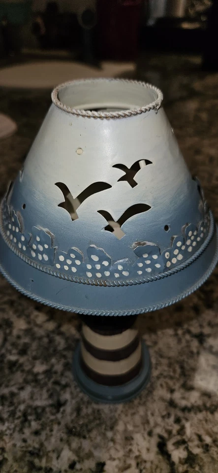 Faro de metal con gaviota recortada sombra de metal vela de té 9" de alto 5,5" de ancho Foto 2 de 4