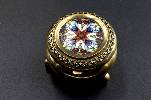 Small Brass Trinket Box Round with Inset Enamel Cross - hinged lid - Foto 8 di 10