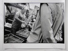 Nick Ysenburg Kuba Straßenmarktszene Männer Käfige Auto Boot 1990er Vintage Foto