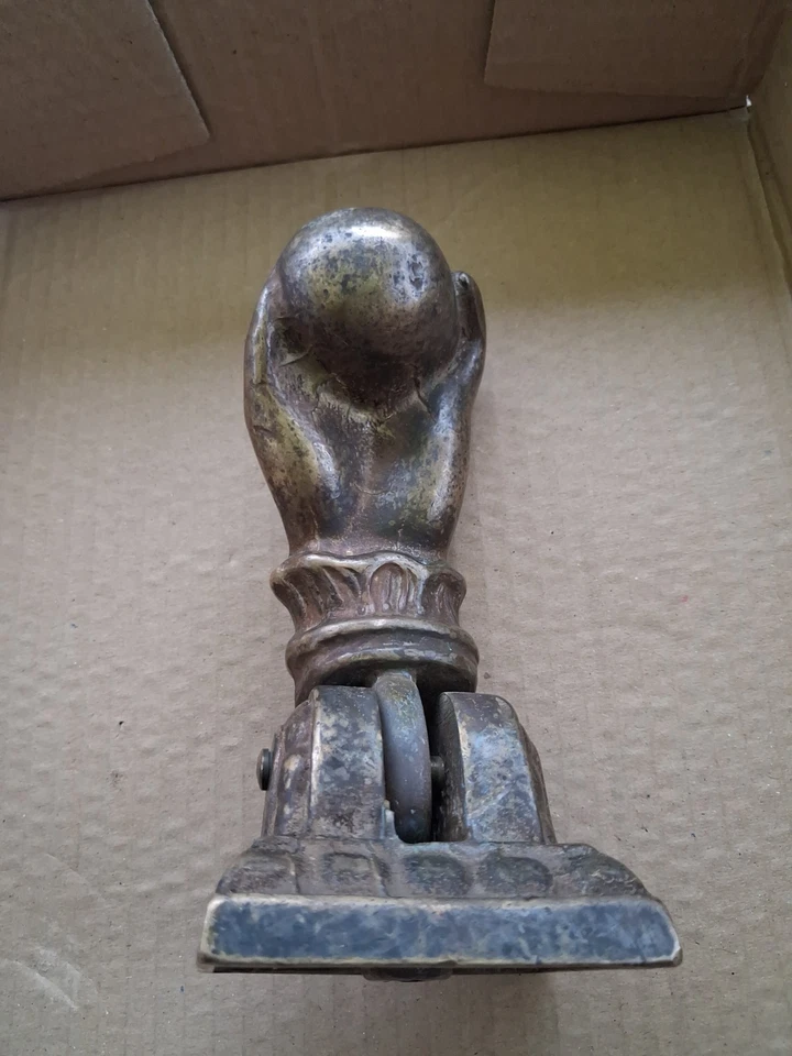 Ancien heurtoir de porte main massif – Décoration vintage.. - Photo 1/4