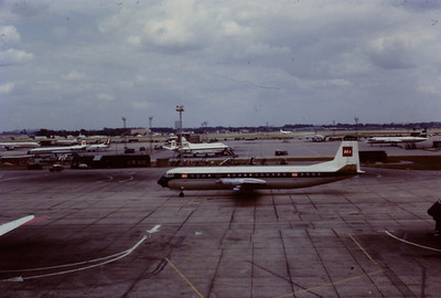 Flugzeugrutsche - BEA Vickers Vanguard @ Heathrow? C.1965 - Kodachrome Kleinbilddia