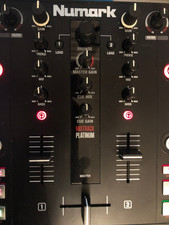 Numark Mixtrack Platinum - 4-Deck DJ Controller - LCD Platte