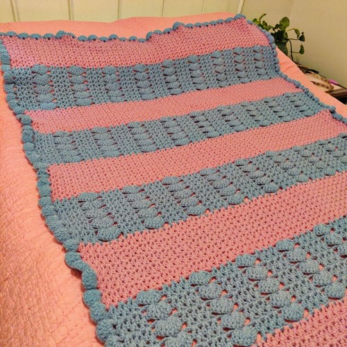 Ganchillo a mano de colección azul afgano rosa rayas geniales MOD Funky Bi Pride CORAZONES - Imagen 2 de 11