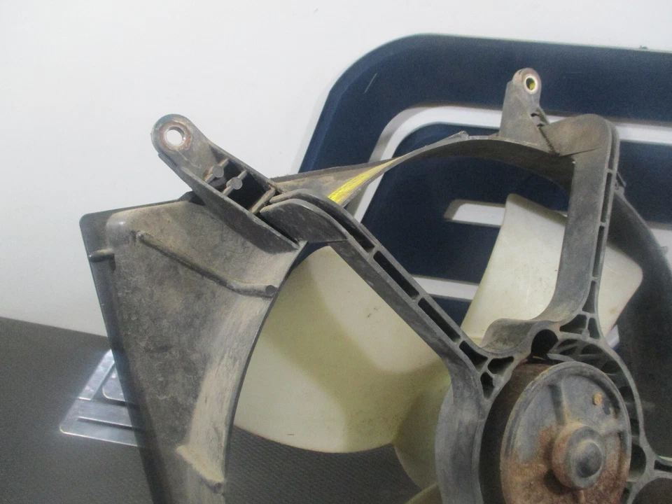 Conjunto de ventilador de refrigeración de radiador láser Plymouth 1992 (para transmisión automática) Foto 4 de 4