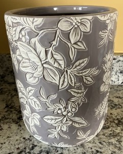 CEDAR & ROSE – Embossed Soft Lavender Floral Design–Ceramic–Trash Basket