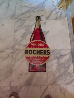 Plaque publicitaire ancienne en tôle lithographiée Vin Des Rochers