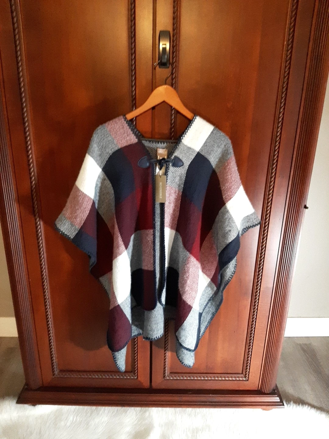 NWT Chico's Women's One Size Lightweight Reversible Poncho Navy/Burgundy/Ivory
Opens in a new window