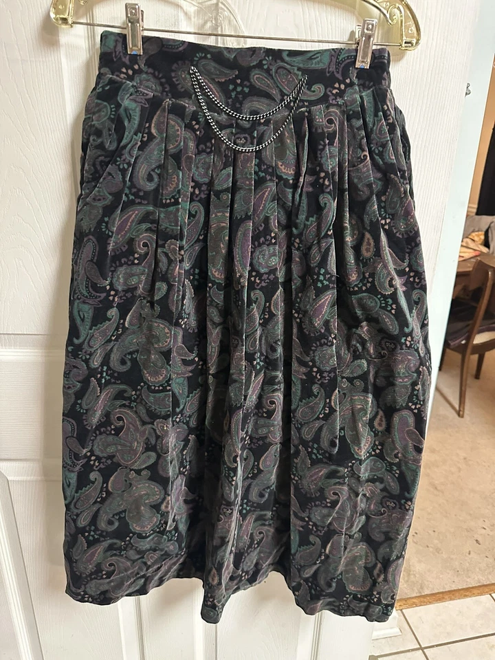 70s 80s Yi Shan Black Velvet Skirt Green Paisley Chains Purple Med 10 28x32 Vnt - Image 3 of 4