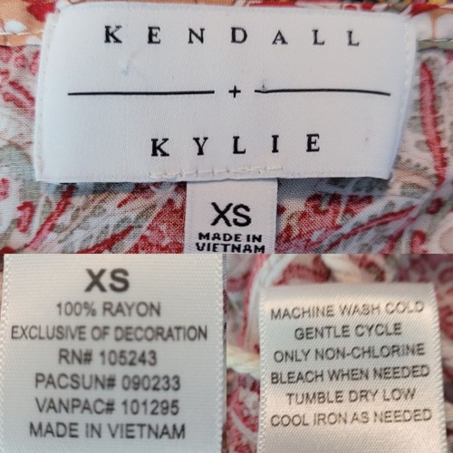 Kendall + Kylie Boho Cropped Paisley Print Top Bell Sleeves Lace Trim Sz XS Red - Picture 3 of 13