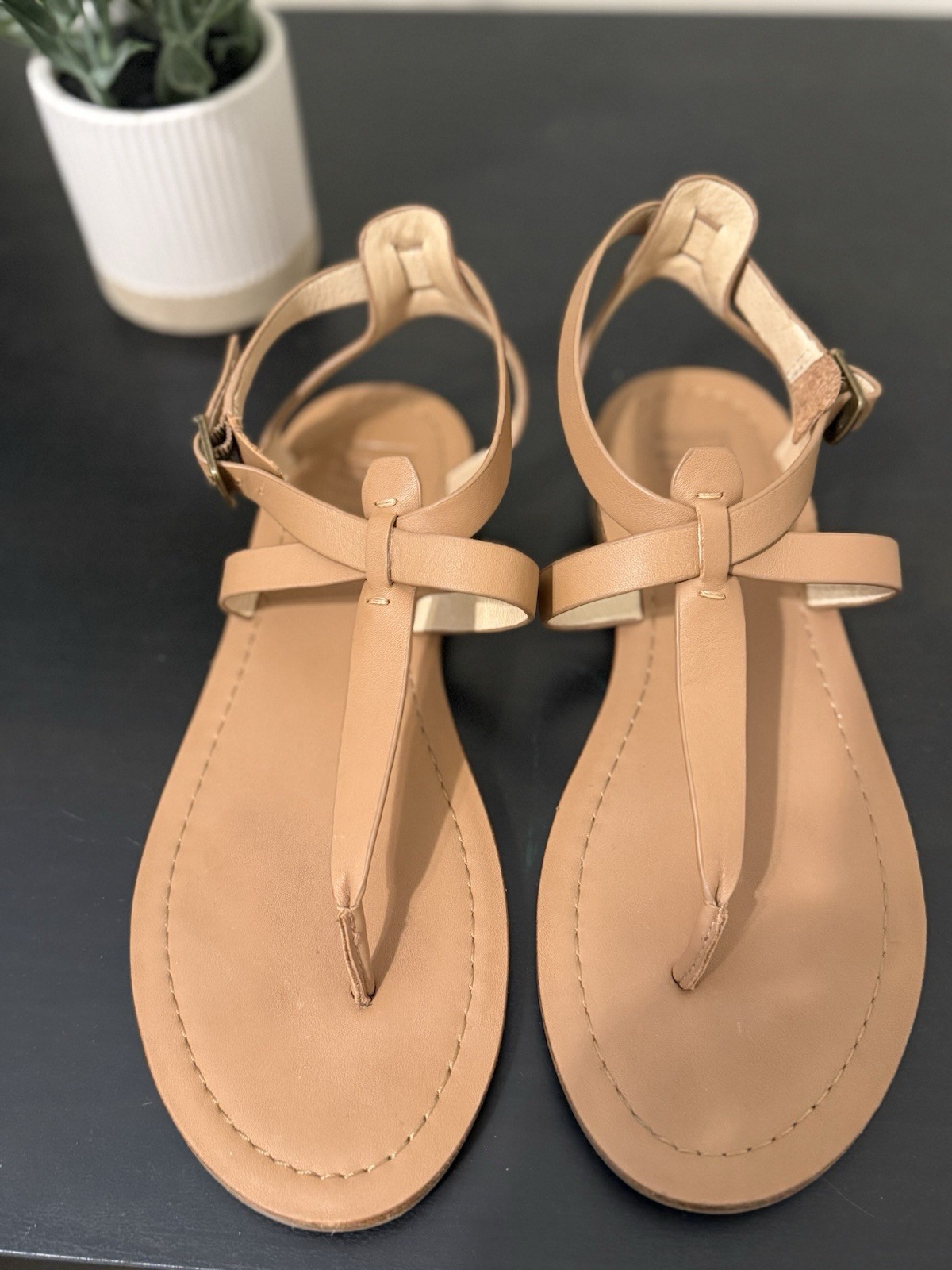 Women's sz 8 Frye Taylor Tan  Leather Ankle Strap Thong Flats Sandals Buckle