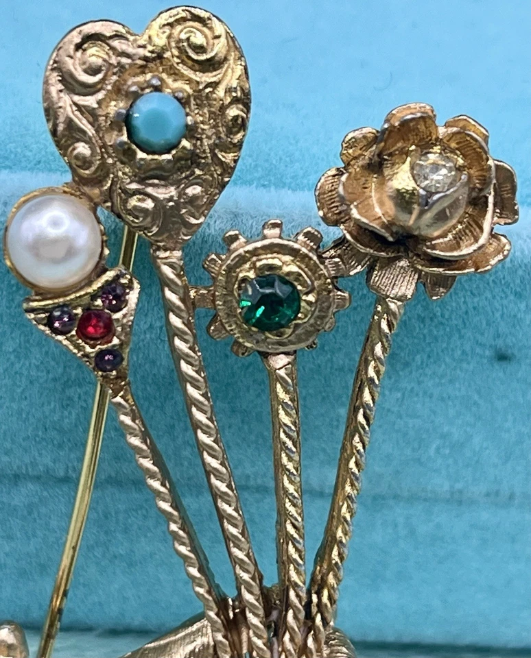 De colección. Broche de mano cepillado tono dorado para dama sosteniendo flores ramo/alfileres de palo Foto 2 de 4