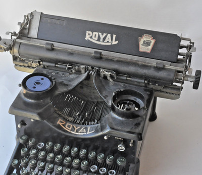 ROYAL ~ Model 10 ~ Typewriter ~ Beveled Glass Sides ~ Manual ~ LOCAL PICK UP