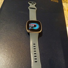 Fitbit Versa 4 Fitness Tracker Smartwatch Heart Rate GPS S -Minst Blue-C Grade