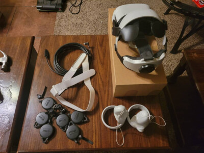 Oculus Quest 2 - with PC link cable, pulley system, pro strap, and original box!