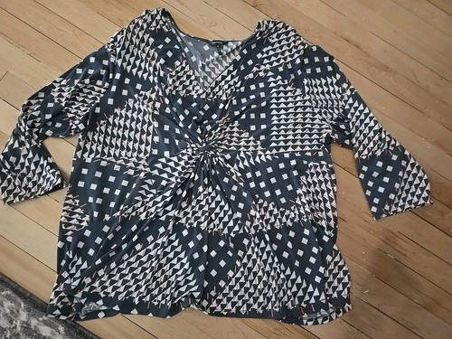 Daisy Fuentes Plus Size 3X Gray White Geometric V-Neck 3/4 Sleeve Top NWOT