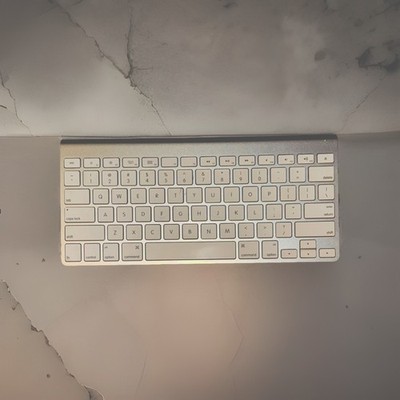 Apple Wireless Keyboard (A1314) - Tactile Scissor-Switch & AA Battery Powered!