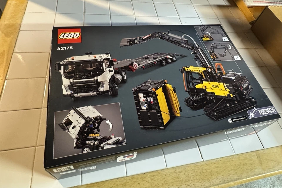 LEGO Technic Volvo FMX Truck & EC230 Electric Excavator 42175 - Image 4 of 4