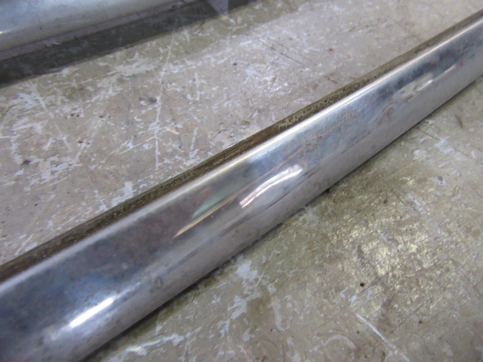 1956 年福特 Mainline Customline 轿车后窗装饰模具底部 — 第 4/4 张图片