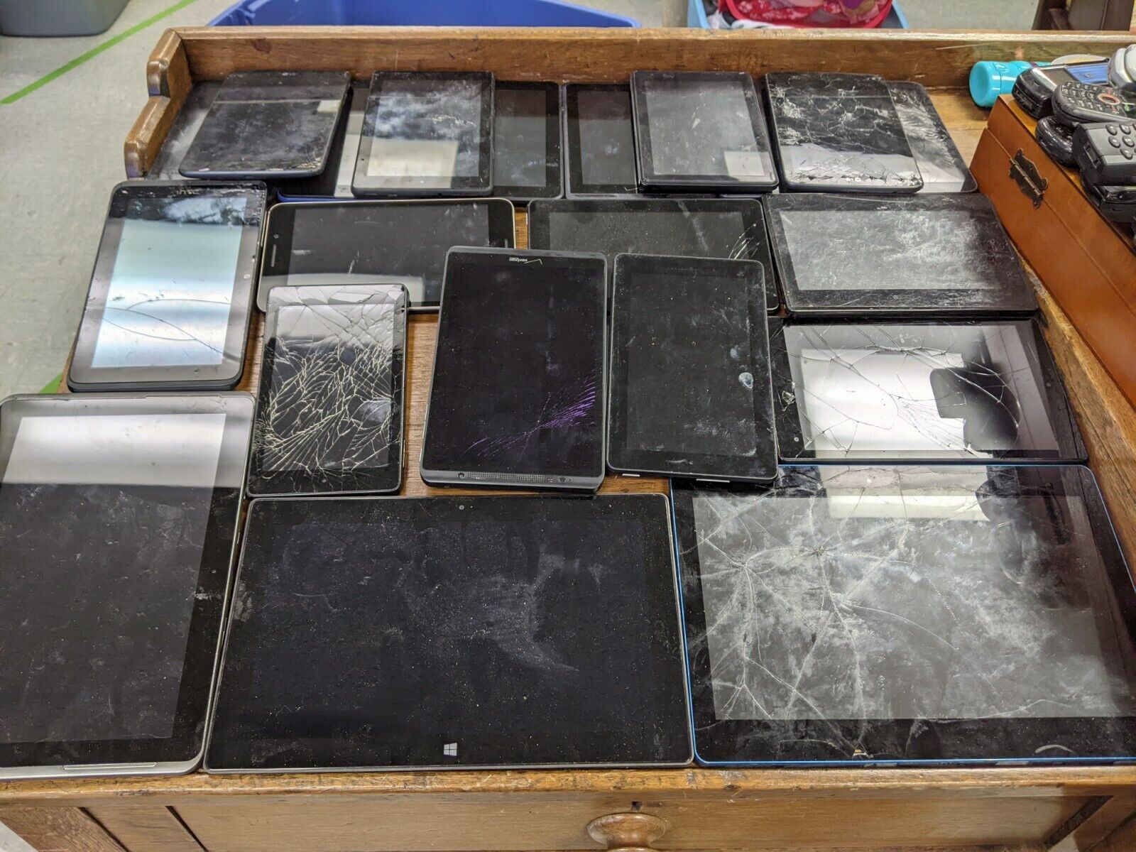 【60%OFF!】 Mixed Lot Of 46 Cell Phones Repair For Parts Or 特別訳あり特価 NON WORKING