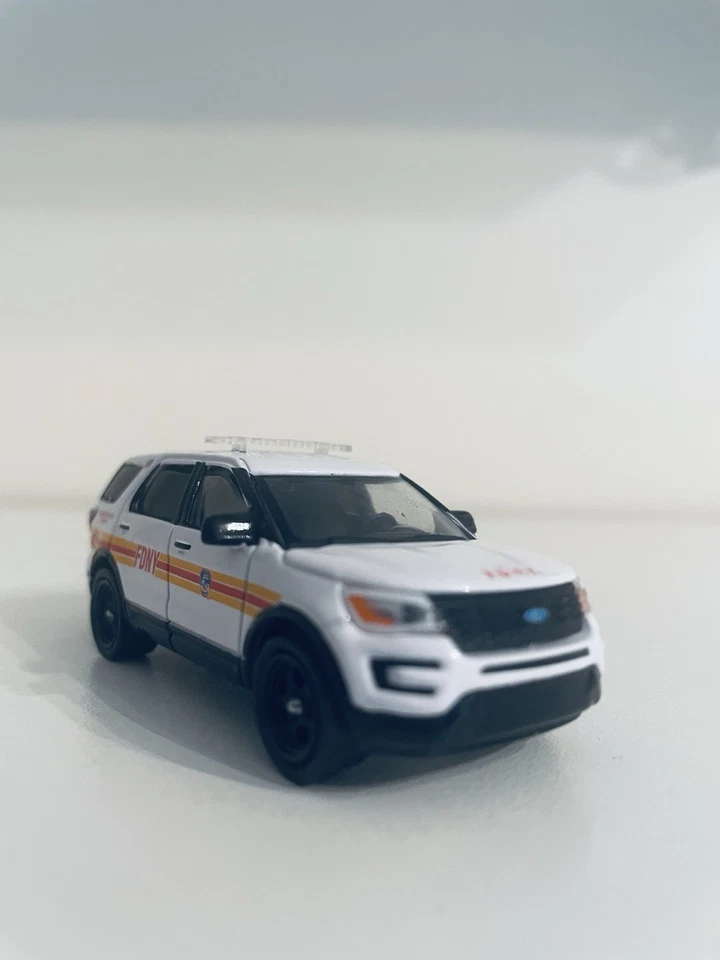 Greenlight 1:64 2016 FDNY Ford Explorer 2016 Commander Liaison Very Rare - Image 4 of 4