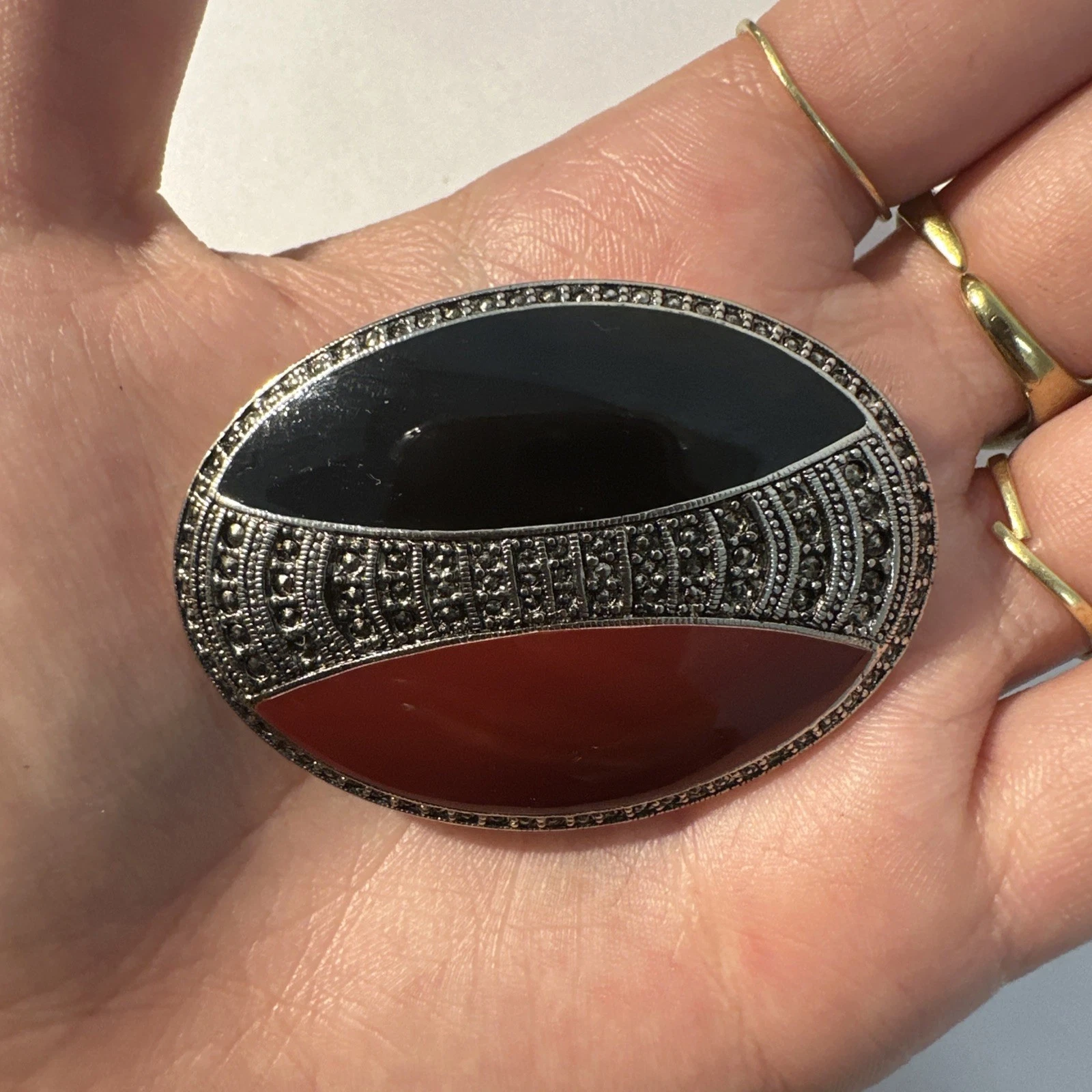 Broche À Définir ? Avec Pierre Noire Et Rouge Bijoux Fantaisie