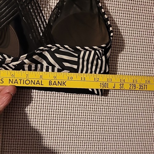 Victoria's Secret VSX Sports Bra Black/White Size M Mesh Crisscross Straps - Picture 7 of 8