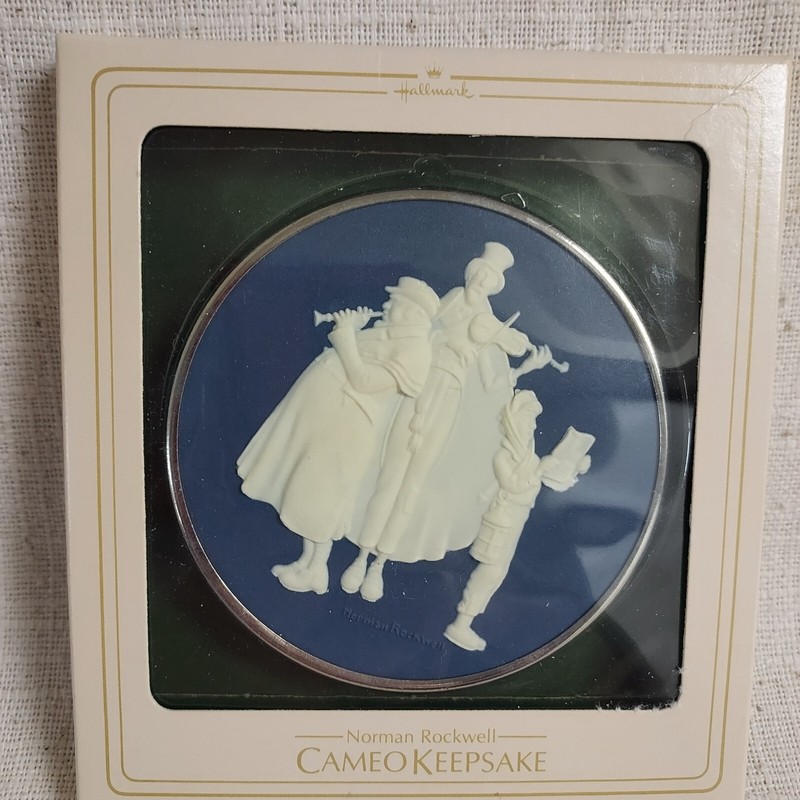 Christmas ornament-Norman Rockwell Cameo Keepsake 1981-Carolers-2nd in series