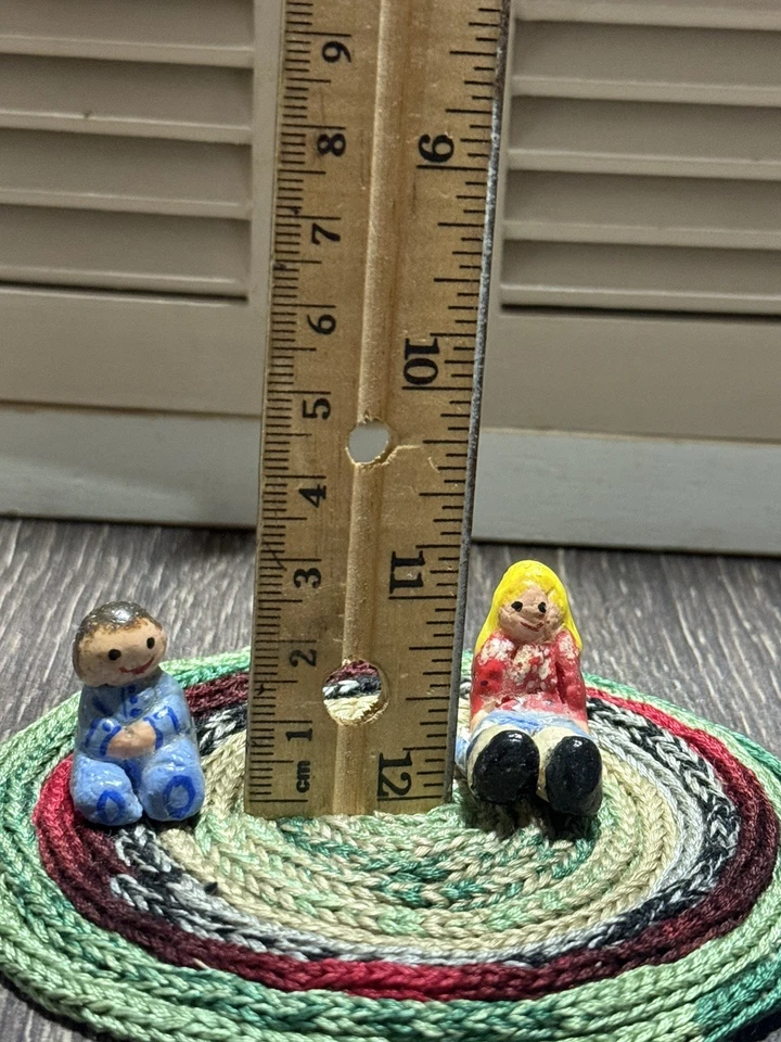 Mecedora infantil miniatura vintage para casa de muñecas y 2 caballos de juguete + muñecas de cerámica Foto 3 de 4