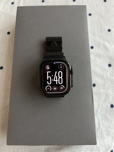 Apple Watch Ultra 2 49mm Black Titanium, Milanese Loop - Photo 2 sur 4