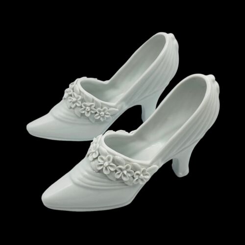Pair 2 White Porcelain High Heel Shoes w/Flowers Figurine 4” Kaldun & Bogle Vtg - Afbeelding 1 van 16