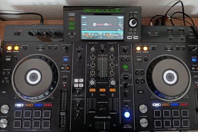 Pioneer DJ XDJ-RX2 DJ Controller mit Touchscreen, 16 Pads, Jogwheels, USB