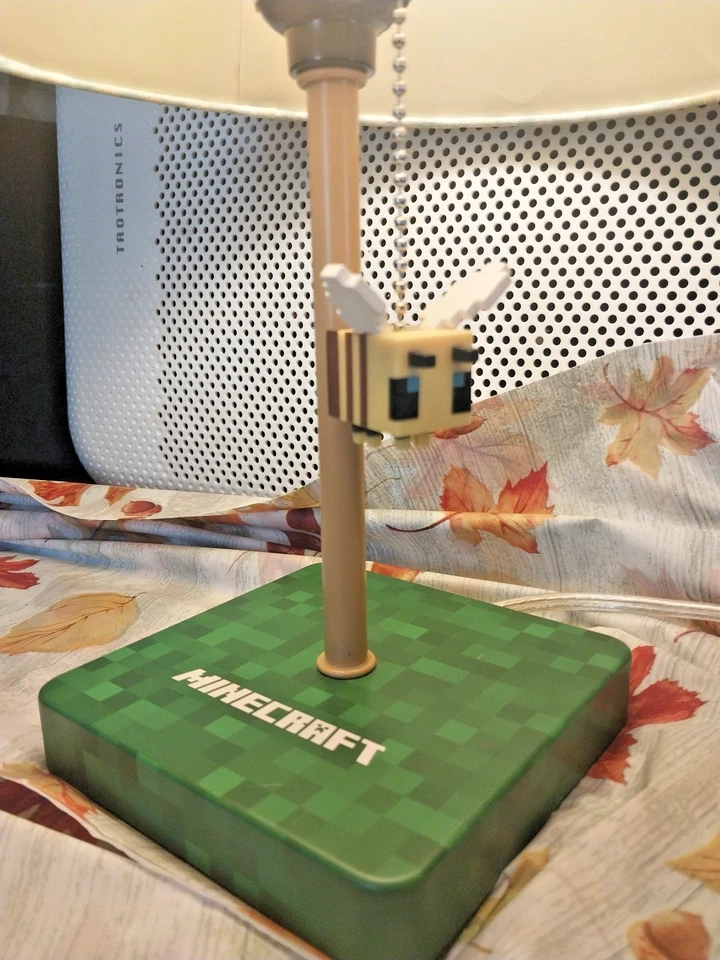 Lámpara de escritorio Ukonic Minecraft bloque nido de abeja amarilla con extractor de abejas 3D Foto 2 de 4