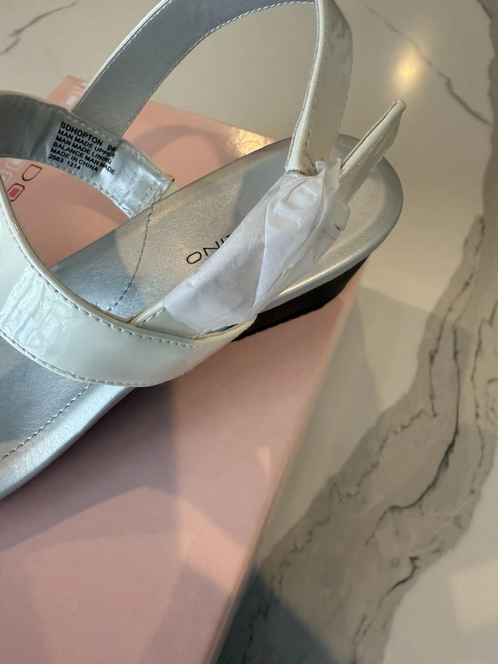 NUEVO EN CAJA Sandalias de Vestir Bandlino “Hopton” Medianas Blancas talla 9M Foto 4 de 4