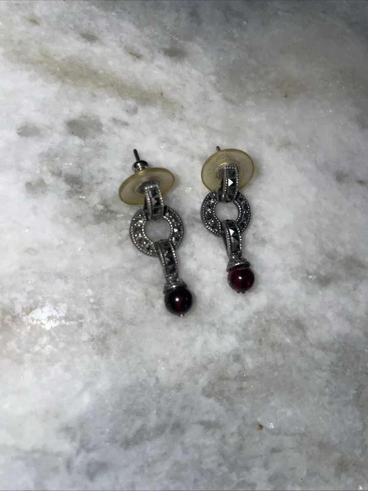 Pendientes de marcaita de ley Judith Jack JJ con piedra de color granate Foto 3 de 4