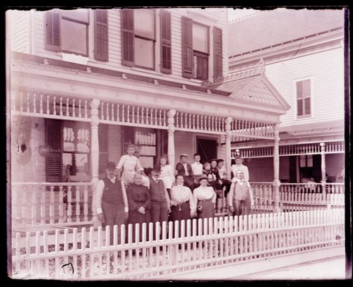 (1) LATE 1800s, EARLY 1900s ANTIQUE GLASS NEGATIVE, FOURTEEN PEOPLE ON PORCH - 第 1/2 張圖片
