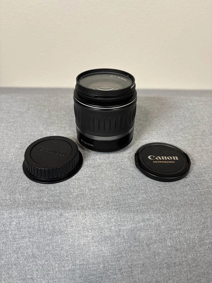 Lente zoom ultrasónico Canon EF-S 18-55 mm f/3,5-5,6 con tapas Foto 2 de 4