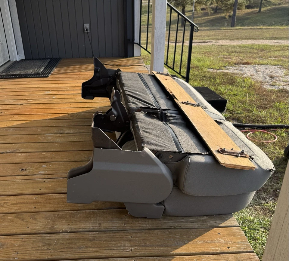 Заднее сиденье для грузовика 2015 C-2500 или C-3500 Chevrolet или GMC - Изображение 2 из 4