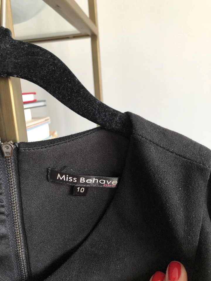 Vestido FIONA con volantes cuello en V de Miss Behave niñas talla 10 negro imitación gamuza Foto 4 de 4