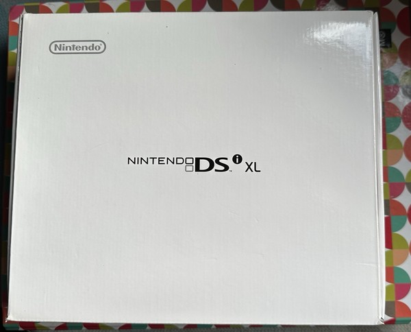 CAJA Y MANUALES NINTENDO DSI XL EDICIÓN MARIO