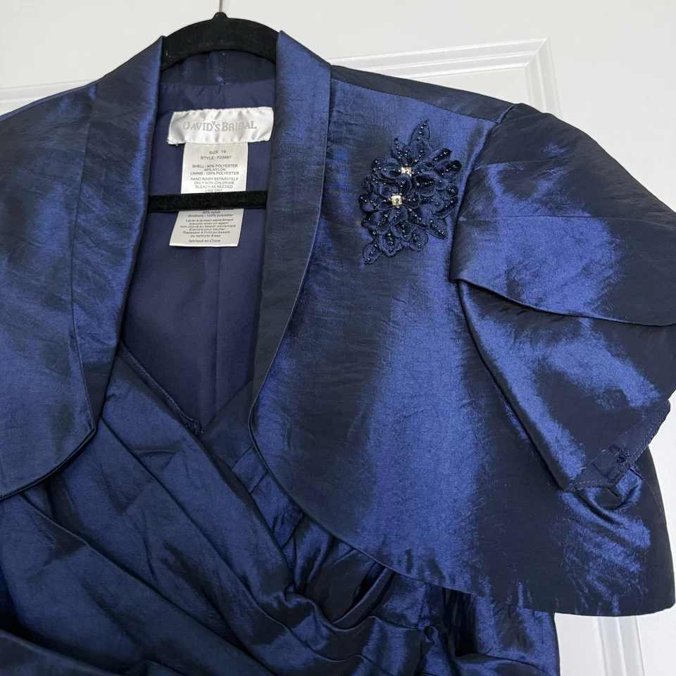 Vestido y chaqueta corta DAVID’S BRIDAL azul tafetán iridiscente acanalado talla 16 usado en excelente estado Foto 3 de 4