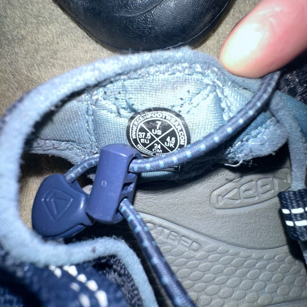 Sandali da trekking impermeabili Keen da donna taglia 7 usati in ottime condizioni blu navy grigio