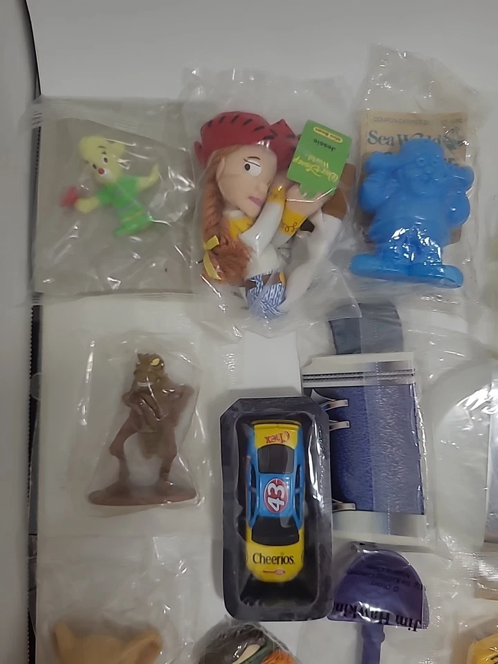 LOTE MIXTO DE COLECCIÓN DE 50 PRIMAS/JUGUETES DE CEREALES SELLADOS Kellogg’s-Disney Etc... Foto 2 de 4